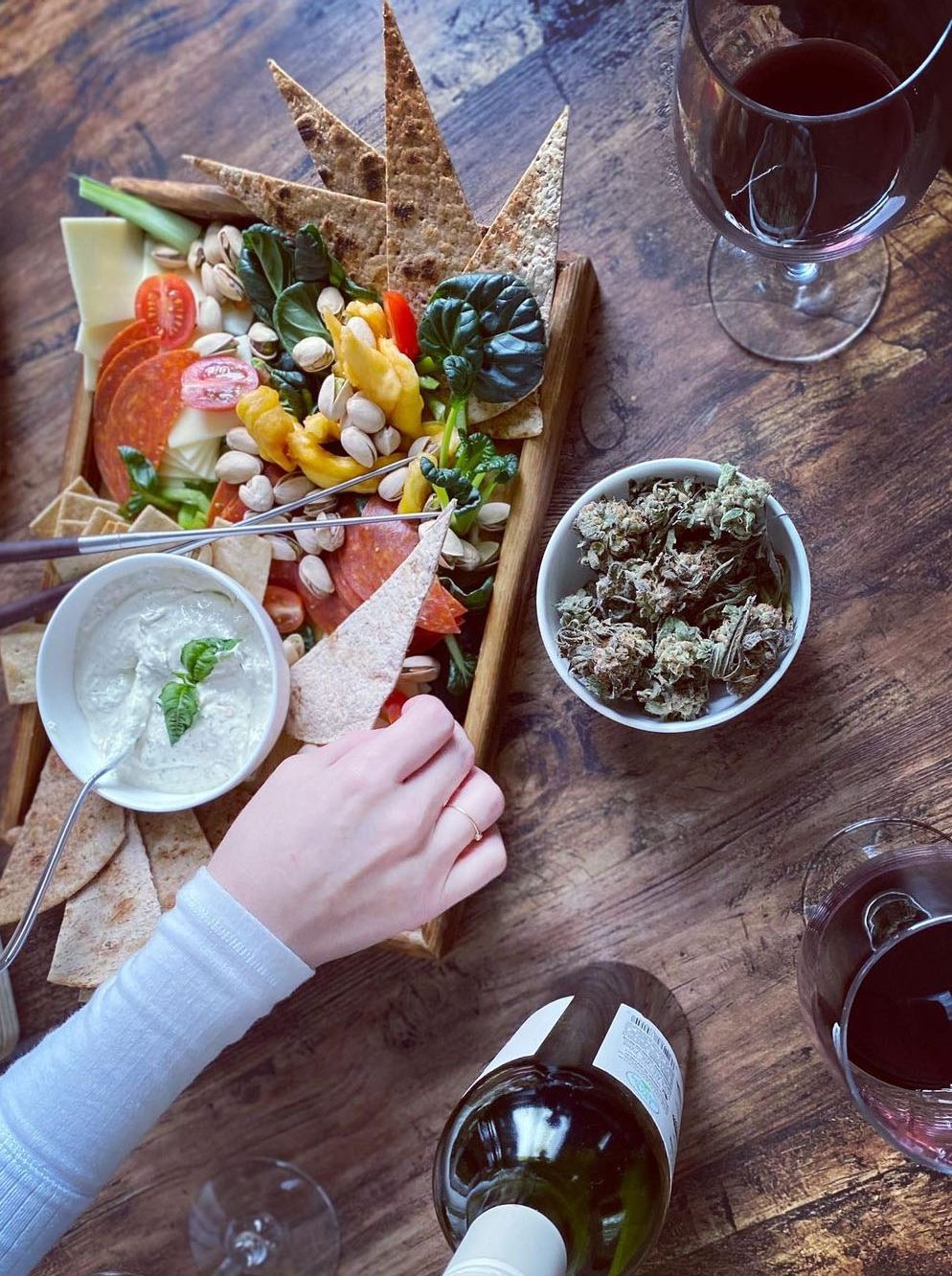 picture of cannabis concentrates in 1 gram glass containers, and a logo in the middle saying "Selling Happiness by the Gram"