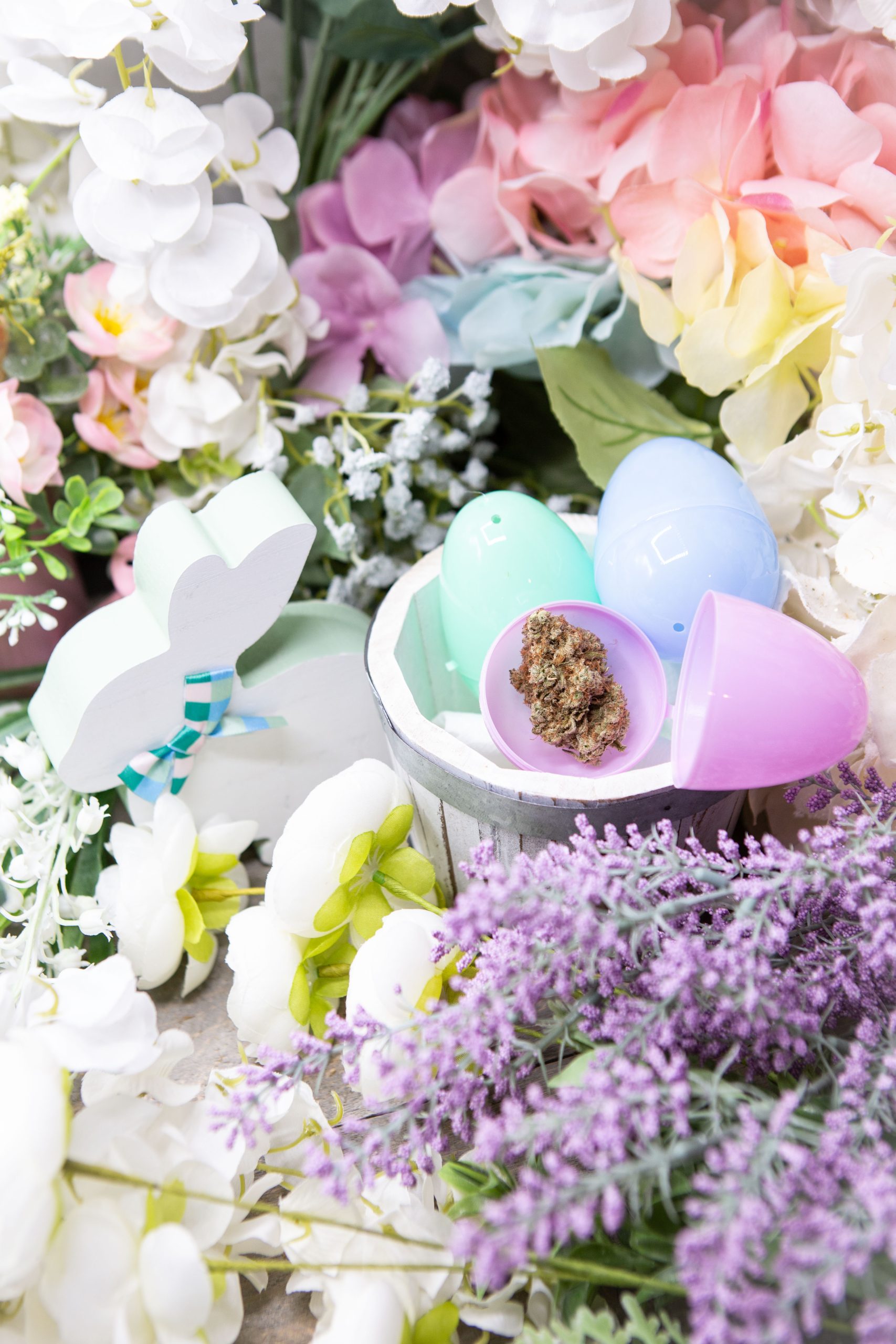 picture of cannabis concentrates in 1 gram glass containers, and a logo in the middle saying "Selling Happiness by the Gram"